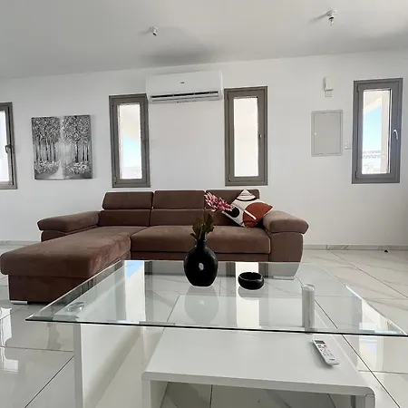 Hubstay - Seaview Oriana In Larnaca, 10 Min Walk To The * Larnaca