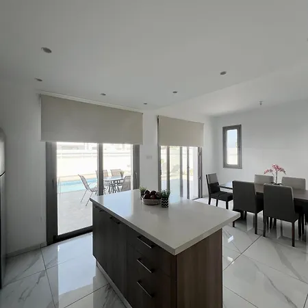 Hubstay - Seaview Oriana In Larnaca, 10 Min Walk To The فيلة *