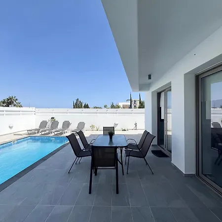 Hubstay - Seaview Oriana In Larnaca, 10 Min Walk To The * لارنكا