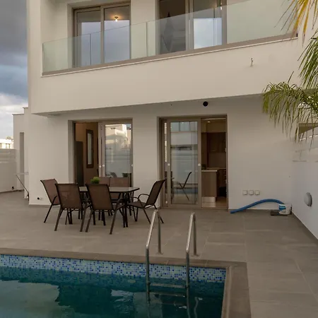 Hubstay - Seaview Oriana In Larnaca, 10 Min Walk To The فيلة *