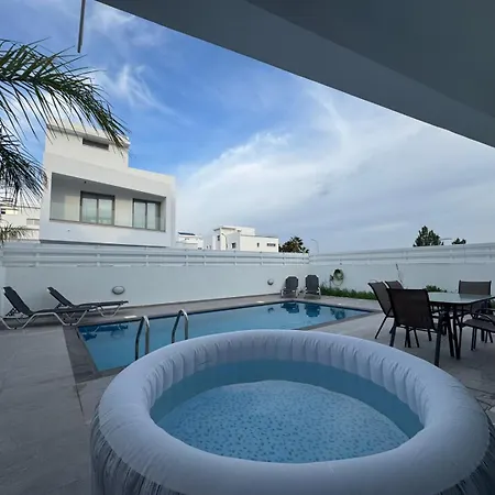 Hubstay - Seaview Oriana In Larnaca, 10 Min Walk To The فيلة *